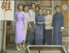 影视作品中的尴尬名场面的图片-这个吧，情深深雨濛濛的这个场面依萍和书桓在众人的包围中接吻，挺尬的