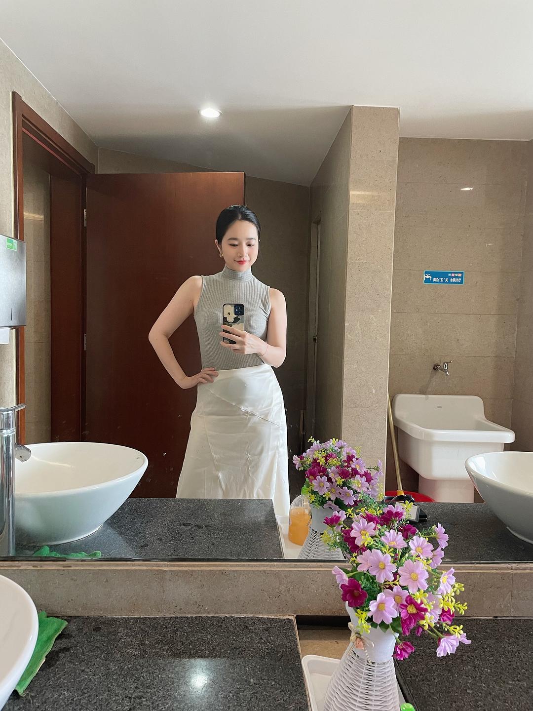 上班族的每日职场穿搭的图片-下班后有约会