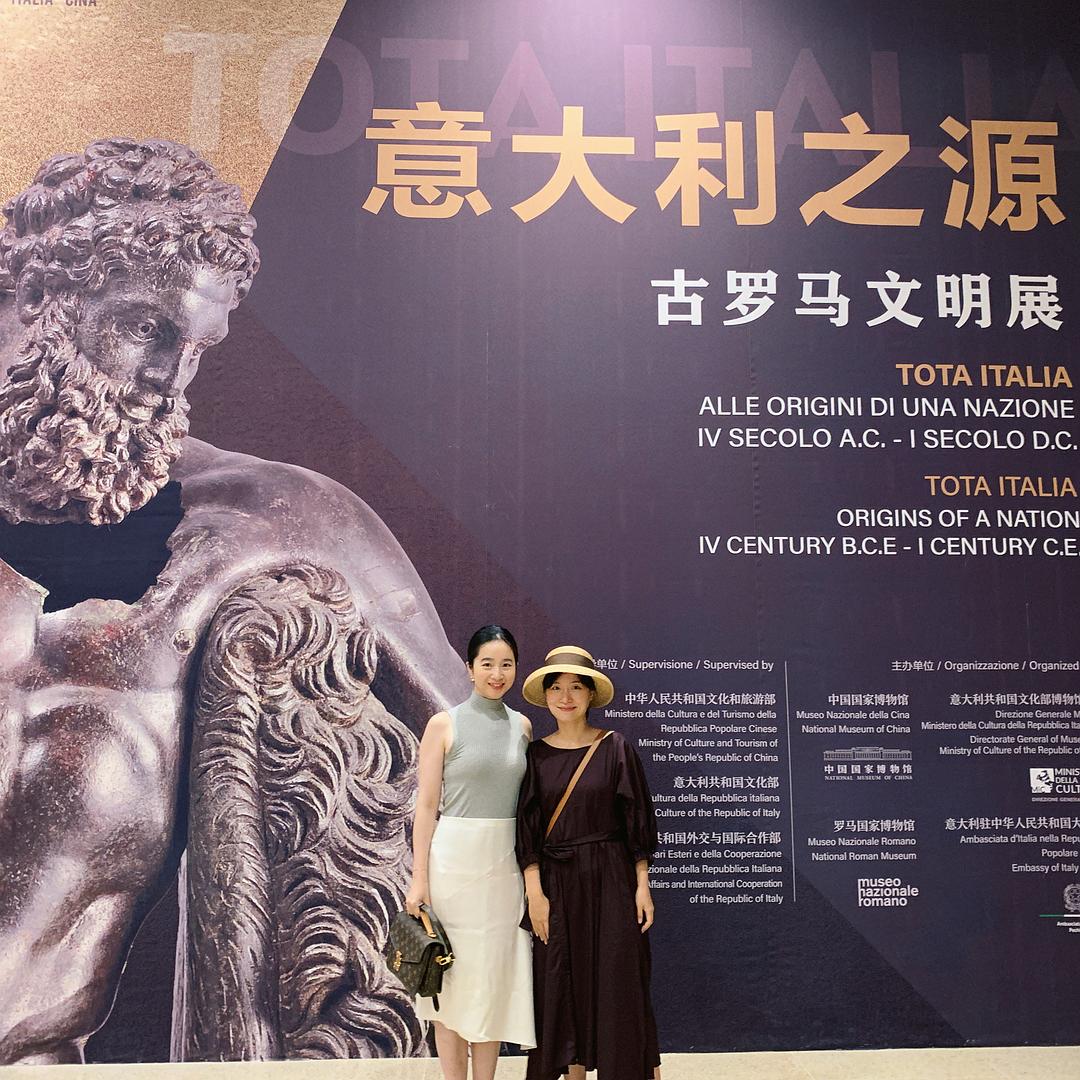 上班族的每日职场穿搭的图片-下班后有约会