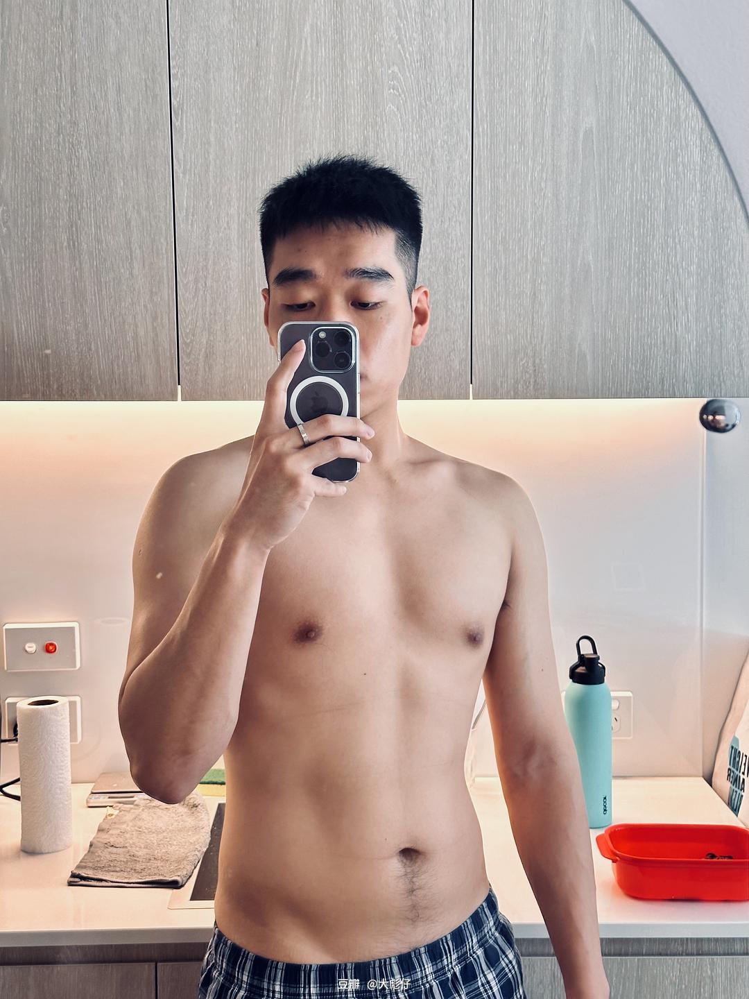我的减肥故事的图片-Cutting Week 6<br><br>步数：非训练日均未达到15000步，训练日均达到10000步<br><br>饮食：刚好符合macro要求，食谱固定<br><br>睡眠：睡眠质量一般，多梦<br><br>体重：维持不变
