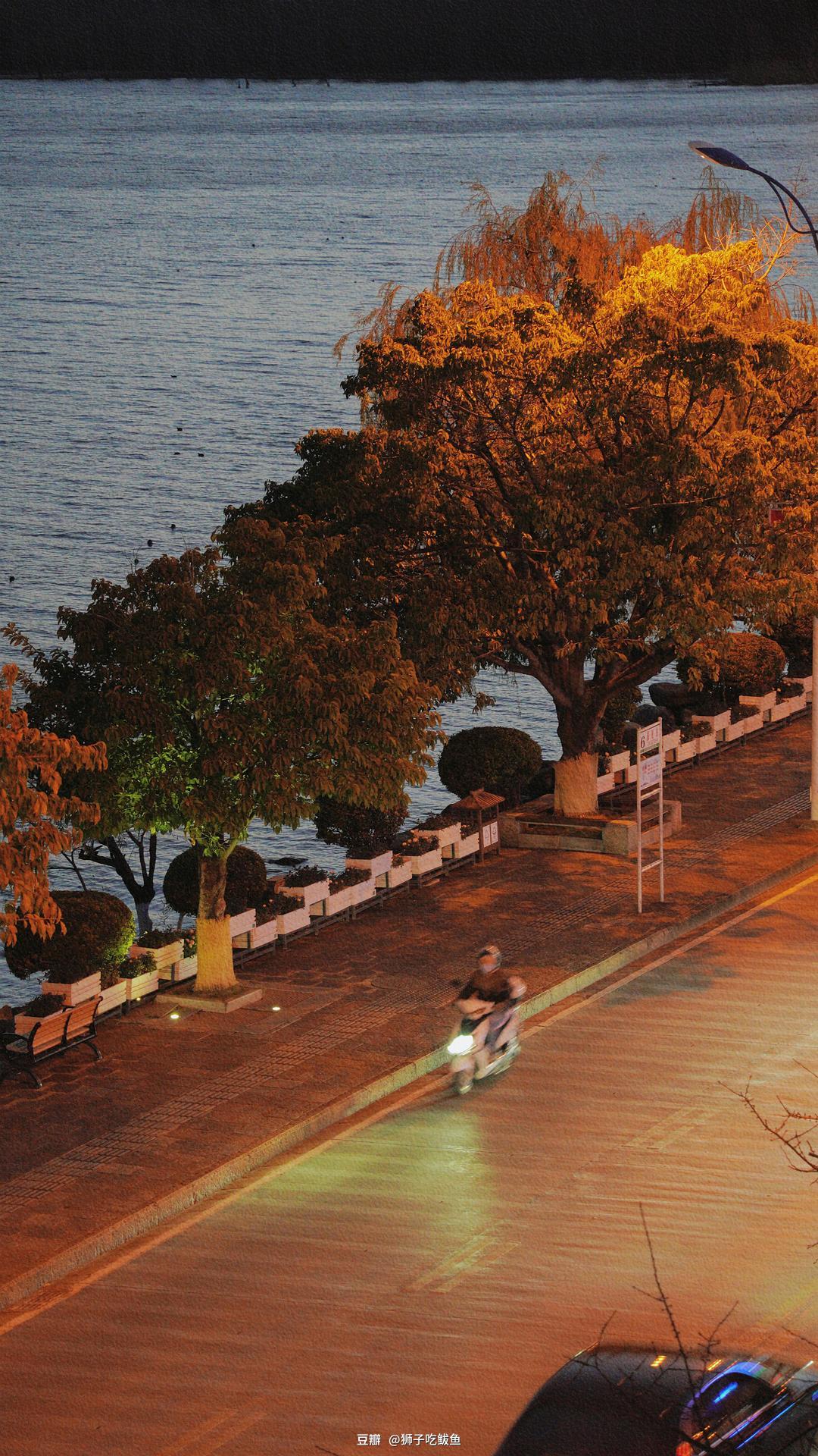 热爱生活的一万个理由的图片-天空的蓝蕴藏着勃勃生机 去涂上一层鲜活的深蓝