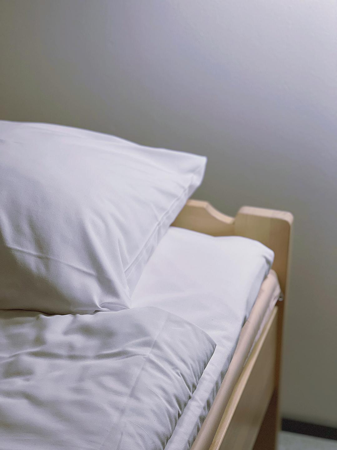 我的慢半拍人生的图片-2022年的最后一周，我们在疗养院度过。<br>提前感受了老年后的生活，每个小时都简单又安静。<br>朴素的床、简约的家居、暖黄的光线、坏掉的网。<br>真喜欢Aalto设计的帕伊米奥疗养院啊，只能冥想的露台、没有噪音的洗手台、让老年人恢复精神状态的工作室，充满活力的黄色扶手与地面。<br>打开窗户就可以闻到浓浓的松树味道，空气冷冰冰的，松针味越发明显。<br><br>提前了的老年生活。