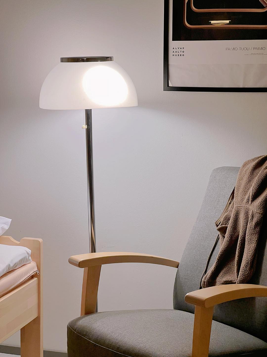 我的慢半拍人生的图片-2022年的最后一周，我们在疗养院度过。<br>提前感受了老年后的生活，每个小时都简单又安静。<br>朴素的床、简约的家居、暖黄的光线、坏掉的网。<br>真喜欢Aalto设计的帕伊米奥疗养院啊，只能冥想的露台、没有噪音的洗手台、让老年人恢复精神状态的工作室，充满活力的黄色扶手与地面。<br>打开窗户就可以闻到浓浓的松树味道，空气冷冰冰的，松针味越发明显。<br><br>提前了的老年生活。