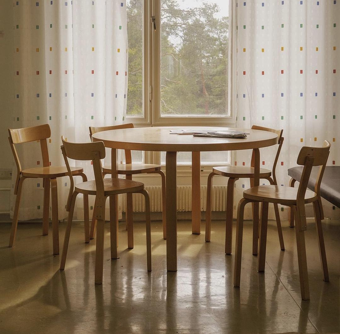 我的慢半拍人生的图片-2022年的最后一周，我们在疗养院度过。<br>提前感受了老年后的生活，每个小时都简单又安静。<br>朴素的床、简约的家居、暖黄的光线、坏掉的网。<br>真喜欢Aalto设计的帕伊米奥疗养院啊，只能冥想的露台、没有噪音的洗手台、让老年人恢复精神状态的工作室，充满活力的黄色扶手与地面。<br>打开窗户就可以闻到浓浓的松树味道，空气冷冰冰的，松针味越发明显。<br><br>提前了的老年生活。