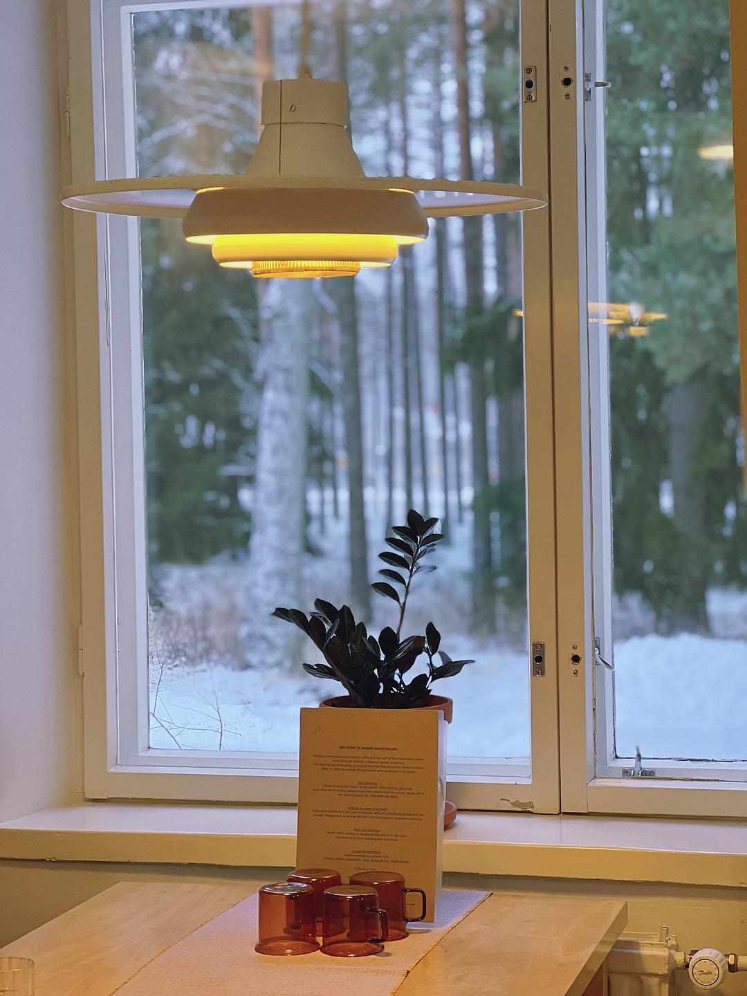 我的慢半拍人生的图片-2022年的最后一周，我们在疗养院度过。<br>提前感受了老年后的生活，每个小时都简单又安静。<br>朴素的床、简约的家居、暖黄的光线、坏掉的网。<br>真喜欢Aalto设计的帕伊米奥疗养院啊，只能冥想的露台、没有噪音的洗手台、让老年人恢复精神状态的工作室，充满活力的黄色扶手与地面。<br>打开窗户就可以闻到浓浓的松树味道，空气冷冰冰的，松针味越发明显。<br><br>提前了的老年生活。