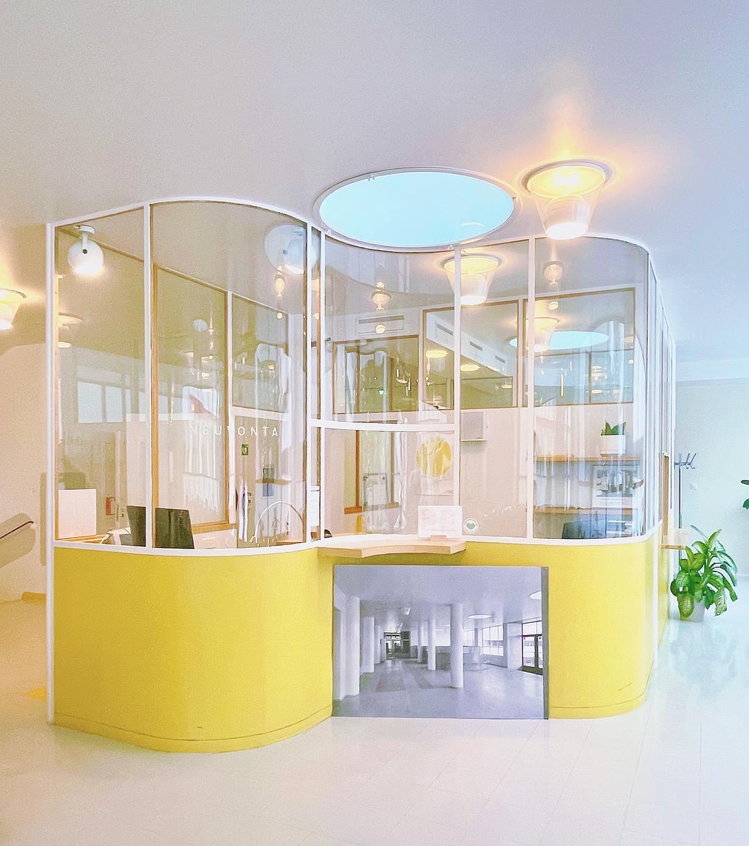 我的慢半拍人生的图片-2022年的最后一周，我们在疗养院度过。<br>提前感受了老年后的生活，每个小时都简单又安静。<br>朴素的床、简约的家居、暖黄的光线、坏掉的网。<br>真喜欢Aalto设计的帕伊米奥疗养院啊，只能冥想的露台、没有噪音的洗手台、让老年人恢复精神状态的工作室，充满活力的黄色扶手与地面。<br>打开窗户就可以闻到浓浓的松树味道，空气冷冰冰的，松针味越发明显。<br><br>提前了的老年生活。