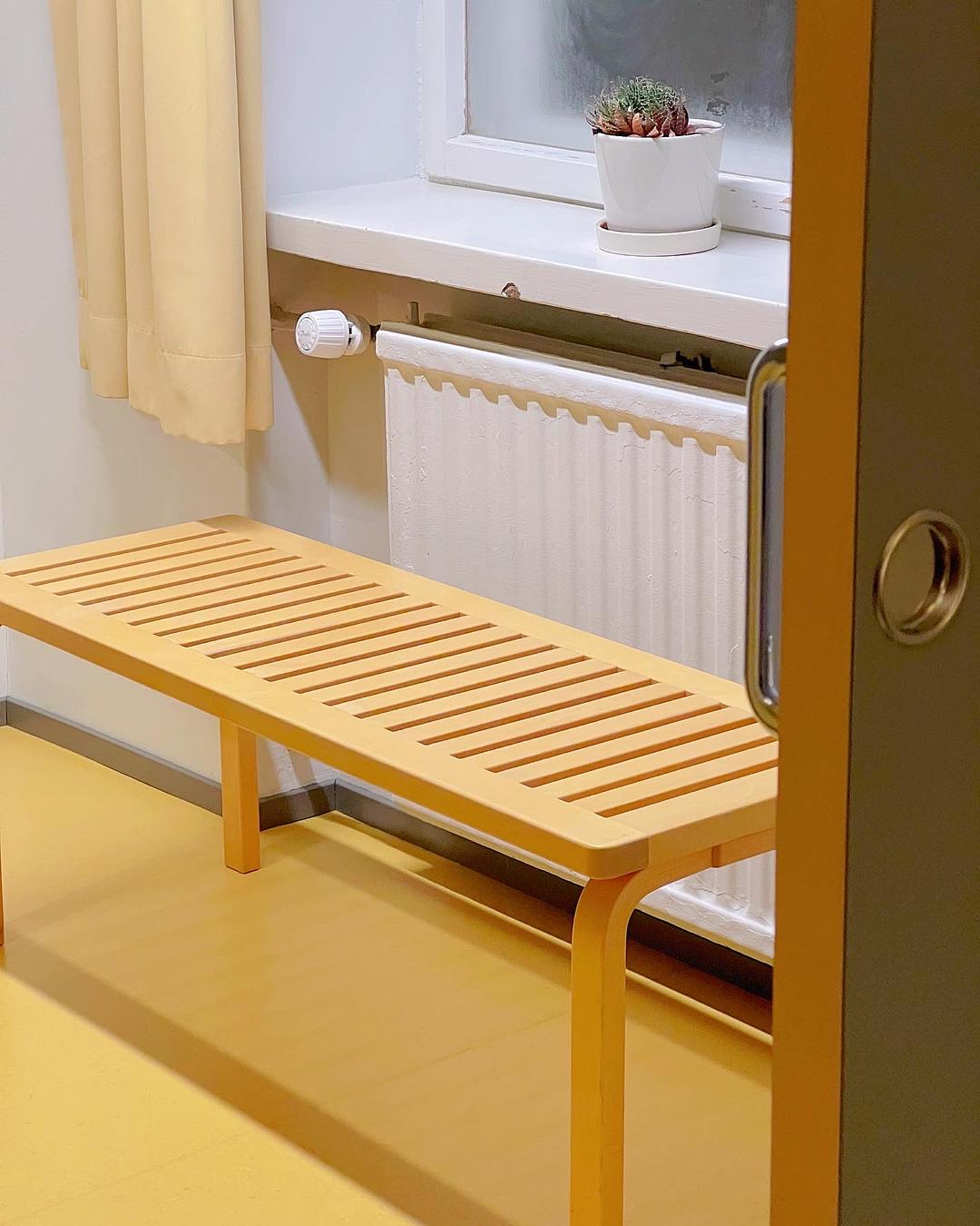 我的慢半拍人生的图片-2022年的最后一周，我们在疗养院度过。<br>提前感受了老年后的生活，每个小时都简单又安静。<br>朴素的床、简约的家居、暖黄的光线、坏掉的网。<br>真喜欢Aalto设计的帕伊米奥疗养院啊，只能冥想的露台、没有噪音的洗手台、让老年人恢复精神状态的工作室，充满活力的黄色扶手与地面。<br>打开窗户就可以闻到浓浓的松树味道，空气冷冰冰的，松针味越发明显。<br><br>提前了的老年生活。