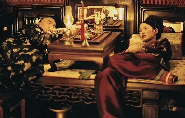 文艺作品中让你印象深刻的中式妆容的图片-《青衣》潘虹和徐凡。（徐凡长得就很有中式的感觉，不管是扮相还是现代剧，感觉都很灵动。）<br>《甲方乙方》徐凡。（“地主家也没余粮啊～”）<br>《霸王别姬》蒋雯丽。（……其实对蒋雯丽印象最深的是王彩玲的形象）<br>《阮玲玉》张曼玉。（看完电影以后迷恋了很久的长眉。）<br>《活着》葛大爷。（谈...