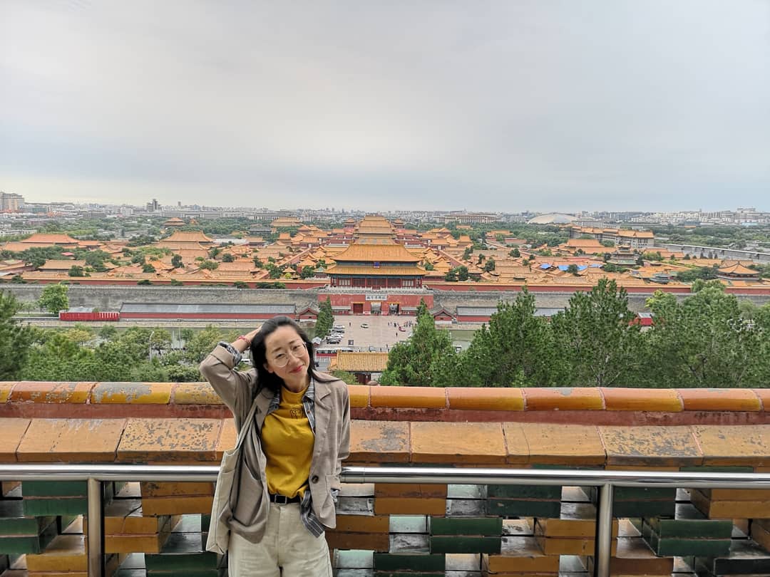 服装搭配指南的图片-今日份穿搭～一早来了兴致想去爬景山。一想到再矮也毕竟在是山，还是多穿一层～毕竟刚入秋不想穿的太过沉重，所以以浅色为主＋姜黄色短袖点缀，来一点儿色彩提升亮度。米白色休闲牛仔裤搭配卡其色宽松西装外套，里面是灰色白条纹bf风格衬衫再加姜黄色短袖打底。怎么说呢。。自我感觉良好吧ヽ(...