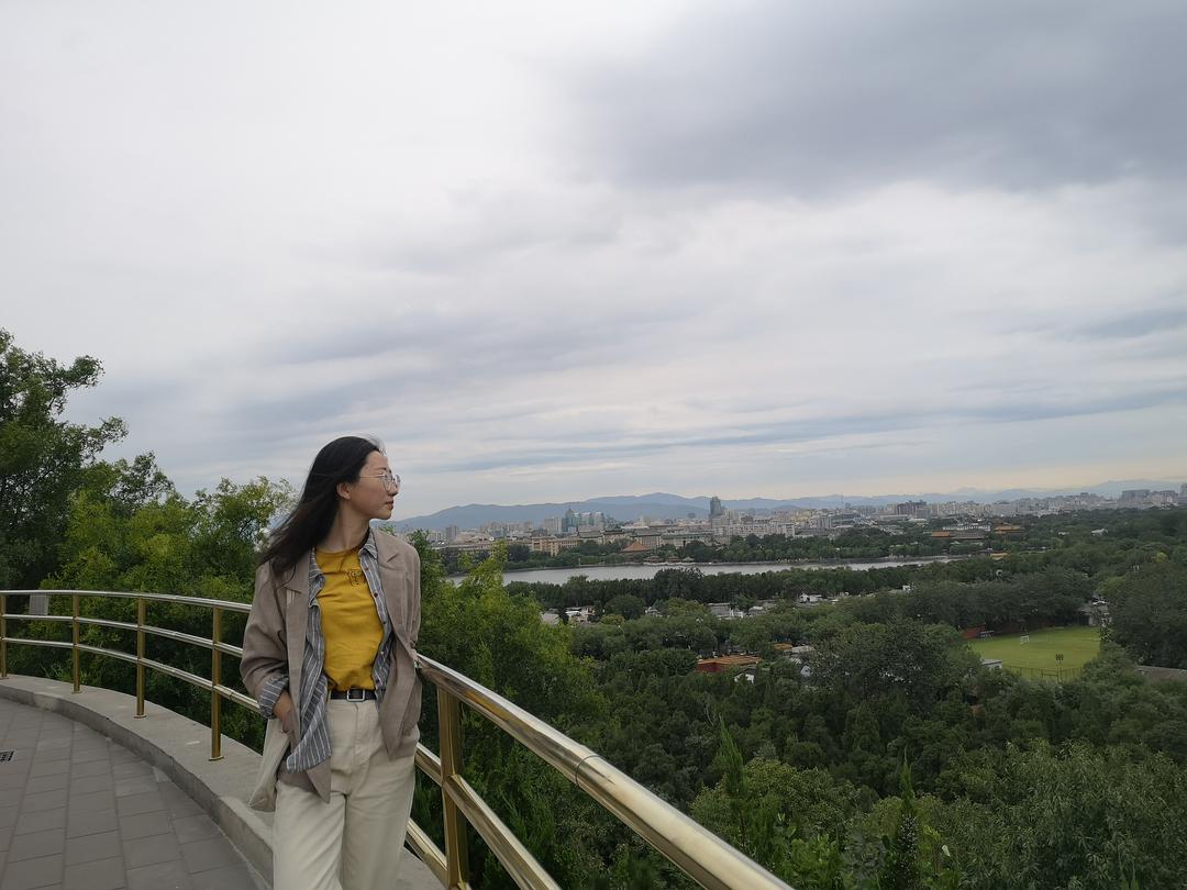 服装搭配指南的图片-今日份穿搭～一早来了兴致想去爬景山。一想到再矮也毕竟在是山，还是多穿一层～毕竟刚入秋不想穿的太过沉重，所以以浅色为主＋姜黄色短袖点缀，来一点儿色彩提升亮度。米白色休闲牛仔裤搭配卡其色宽松西装外套，里面是灰色白条纹bf风格衬衫再加姜黄色短袖打底。怎么说呢。。自我感觉良好吧ヽ(...