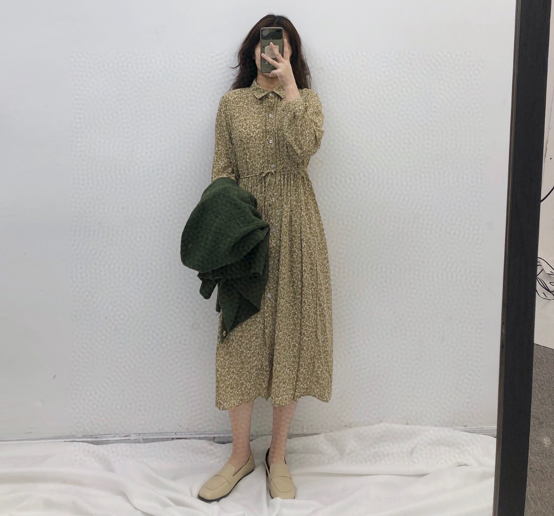 服装搭配指南的图片-适合学生党上班族的显瘦搭配(平价)<br>1.宽松卫衣+A字裙<br><br>宽松又不闲肥硕的卫衣可以遮住粗胳膊，深红色又显白显气色，配上A字裙，可以遮住大粗腿，露出最细的脚踝，简单又潮流。<br><br>2.黑色小西装+牛仔短裤