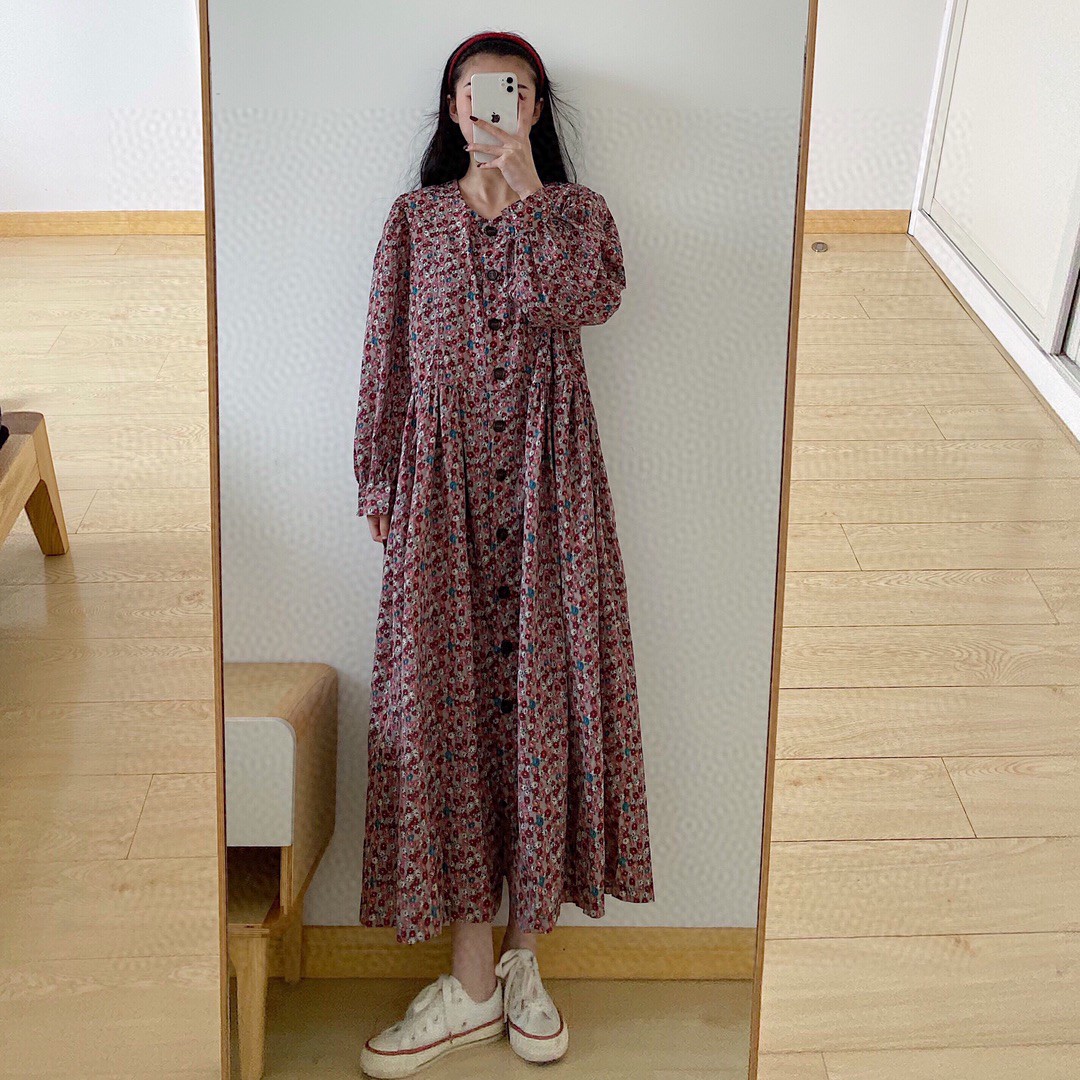 服装搭配指南的图片-适合学生党上班族的显瘦搭配(平价)<br>1.宽松卫衣+A字裙<br><br>宽松又不闲肥硕的卫衣可以遮住粗胳膊，深红色又显白显气色，配上A字裙，可以遮住大粗腿，露出最细的脚踝，简单又潮流。<br><br>2.黑色小西装+牛仔短裤