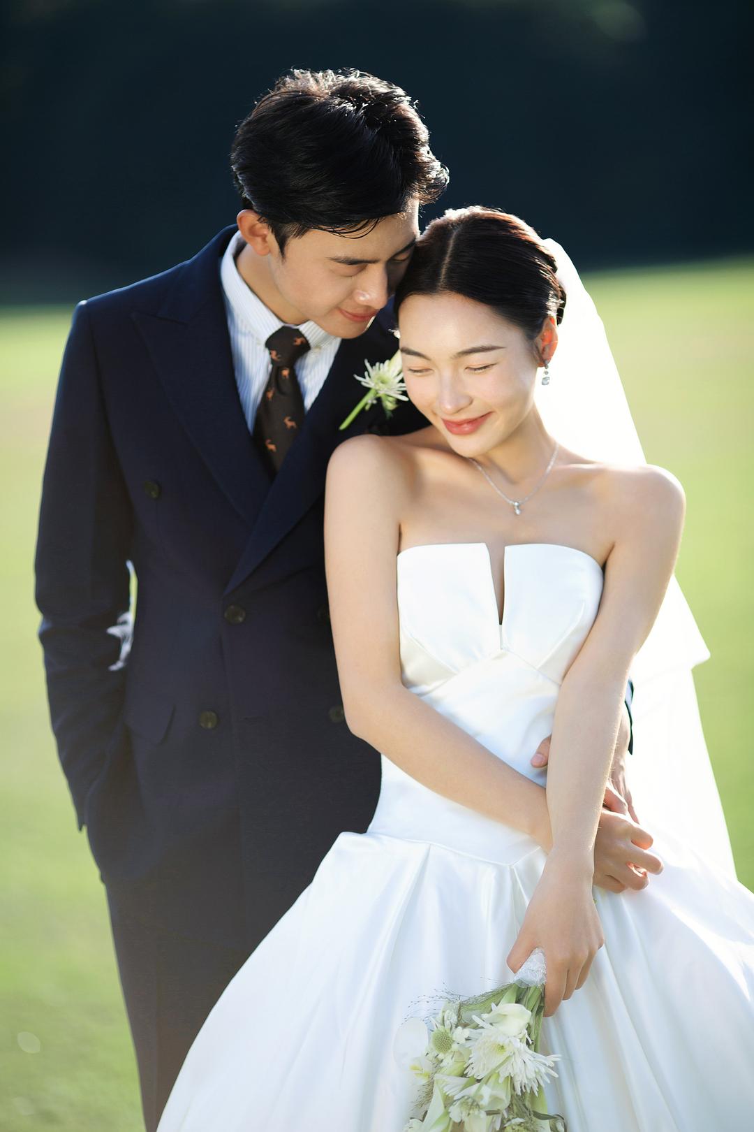 理想中婚纱照的样子的图片-阳光、草坪、佳人，这个好天气不拍婚纱照可惜了~<br>摄于：海南