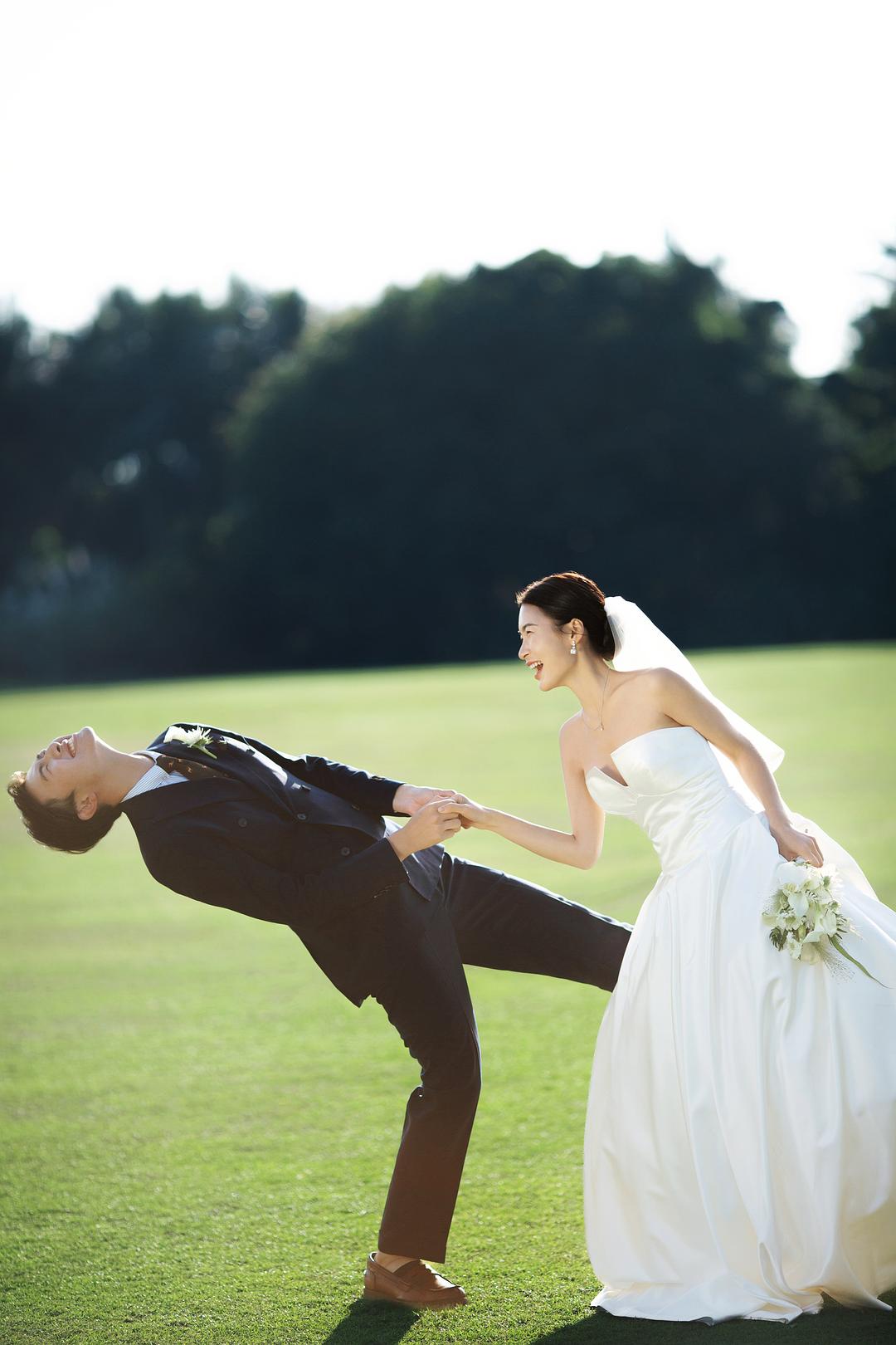 理想中婚纱照的样子的图片-阳光、草坪、佳人，这个好天气不拍婚纱照可惜了~<br>摄于：海南