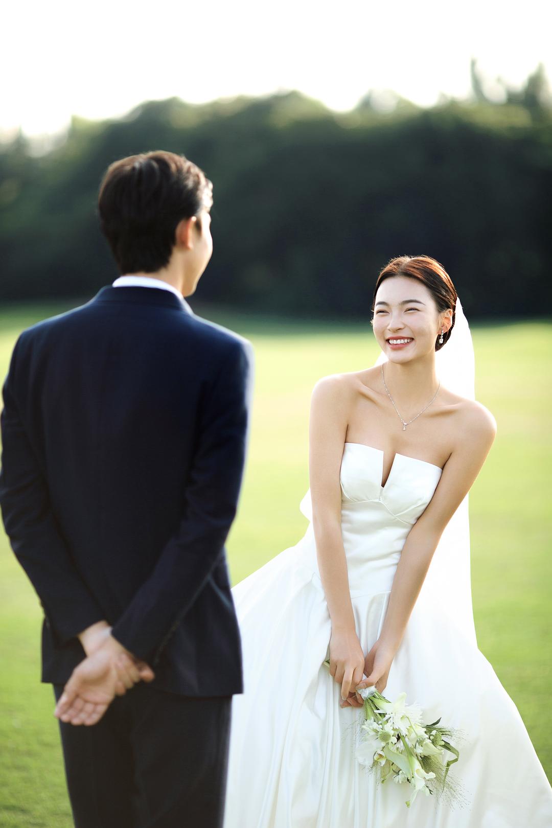 理想中婚纱照的样子的图片-阳光、草坪、佳人，这个好天气不拍婚纱照可惜了~<br>摄于：海南