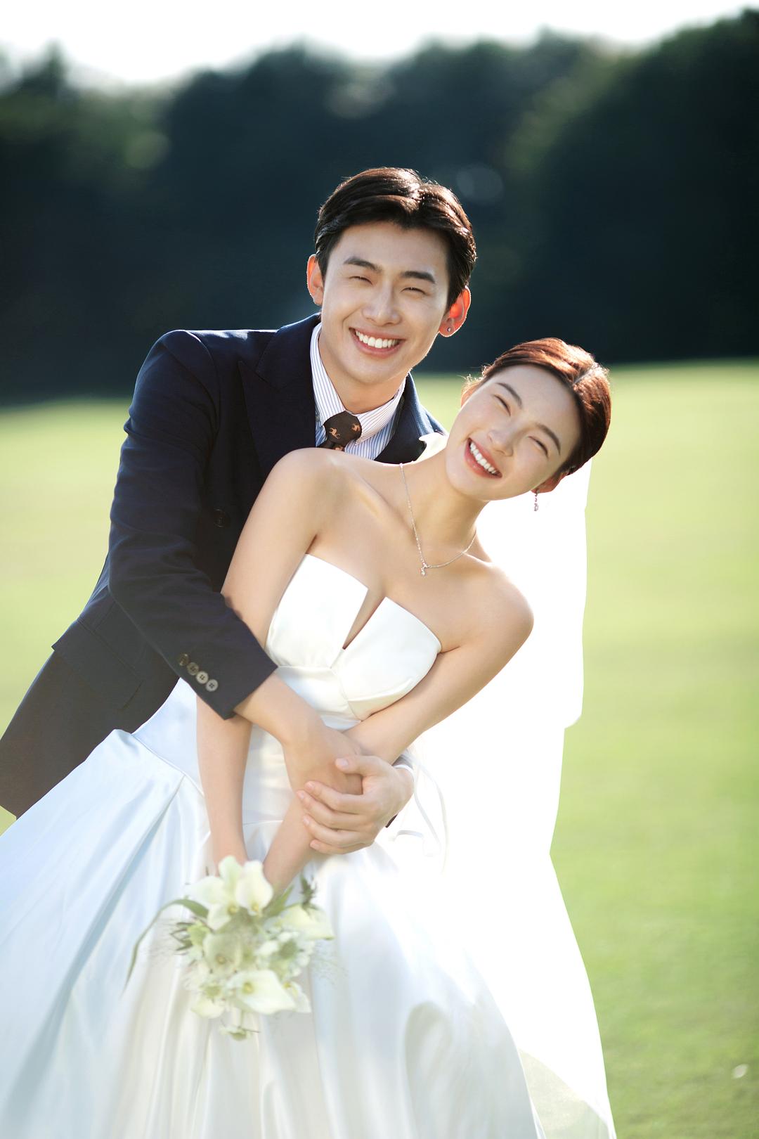 理想中婚纱照的样子的图片-阳光、草坪、佳人，这个好天气不拍婚纱照可惜了~<br>摄于：海南