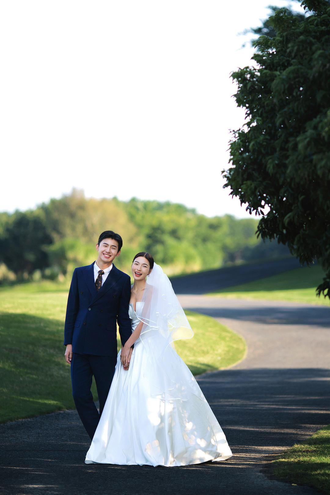 理想中婚纱照的样子的图片-阳光、草坪、佳人，这个好天气不拍婚纱照可惜了~<br>摄于：海南