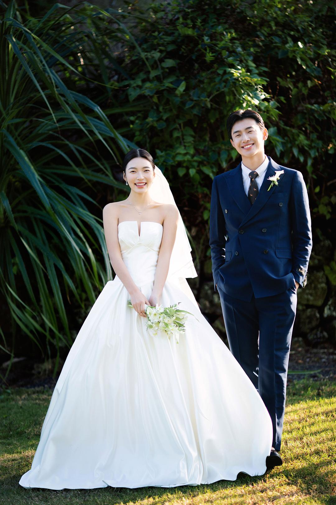 理想中婚纱照的样子的图片-阳光、草坪、佳人，这个好天气不拍婚纱照可惜了~<br>摄于：海南