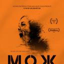 穿着橘黄夹克的男人