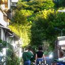 边走边唱的女子