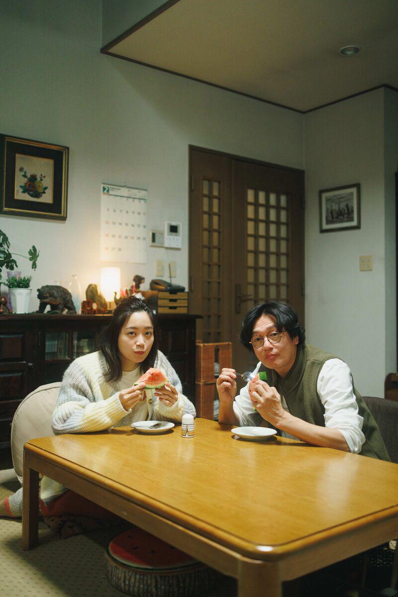 走投无路的原偶像，选择与完全陌生的大叔一起生活的海报-正式海报