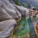 拉韦尔泰佐附近一条河里的石头，瑞士塞斯卡山谷 (© Robert Seitz/Offset by Shutterstock)(20210218)