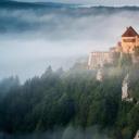 汝拉山中的Chateau de Joux堡，法国 (© Ivoha/Alamy)(20210322)