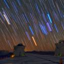 帕瑞纳天文台的望远镜和星迹，智利阿塔卡马沙漠 (© Matteo Omied/Alamy)(20210515)