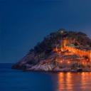 由中世纪的城墙包围着的市镇，西班牙滨海托萨 (© dleiva/Alamy)(20210522)