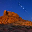 2015年4月4日摄于Tear Drop Arch附近的月全食，犹他州纪念碑谷 (© Alan Dyer/Alamy)(20210526)