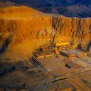 哈特谢普苏特女王神庙鸟瞰图，埃及卢克索古城 (© Ratnakorn Piyasirisorost/Moment/Getty Images)(20211016)