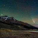 划过湖面上空的新智彗星，加拿大贾斯珀国家公园 (© Stocktrek Images, Inc./Alamy)(20211022)