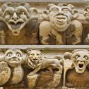 约克大教堂墙上的怪诞雕塑，英格兰北约克郡 (© John Potter/Alamy)(20211031)