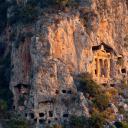 悬崖上雕刻的古老岩石墓葬，土耳其达利安附近 (© Reinhard Schmid/eStock Photo)(20211109)