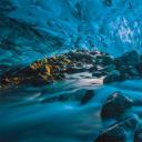 冰川洞穴里流动的河流，冰岛瓦特纳冰原 (© Marco Bottigelli/Getty Images)(20220224)