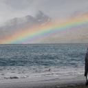 圣安德鲁斯湾岸边的三只王企鹅，南乔治亚岛 (© Paul Souders/Getty Images)(20220425)