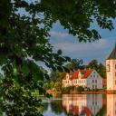 护城河边的格吕克斯堡城堡，德国 (© Christian Back/eStock Photo)(20220518)